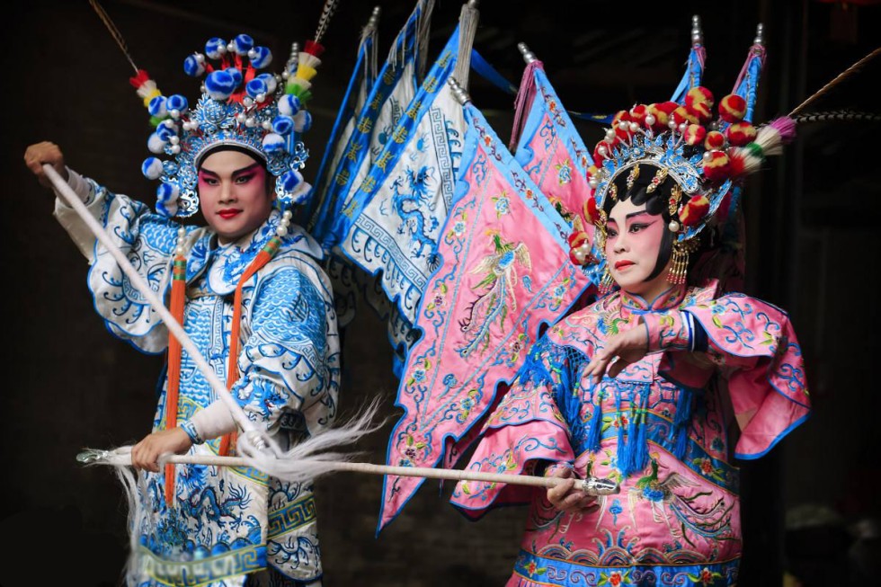 China Guangzhou Culture 1-Day Tour Yongjingfang, Opera Museum Inlay DIY Bracelet, Pearl River Cruise , Private Guide
