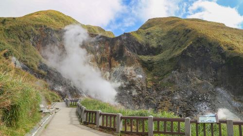 Yangmingshan Xiaoyoukeng + Qingtiangang + Shilin Residence + Martyrs' Shrine one-day tour Day Tours