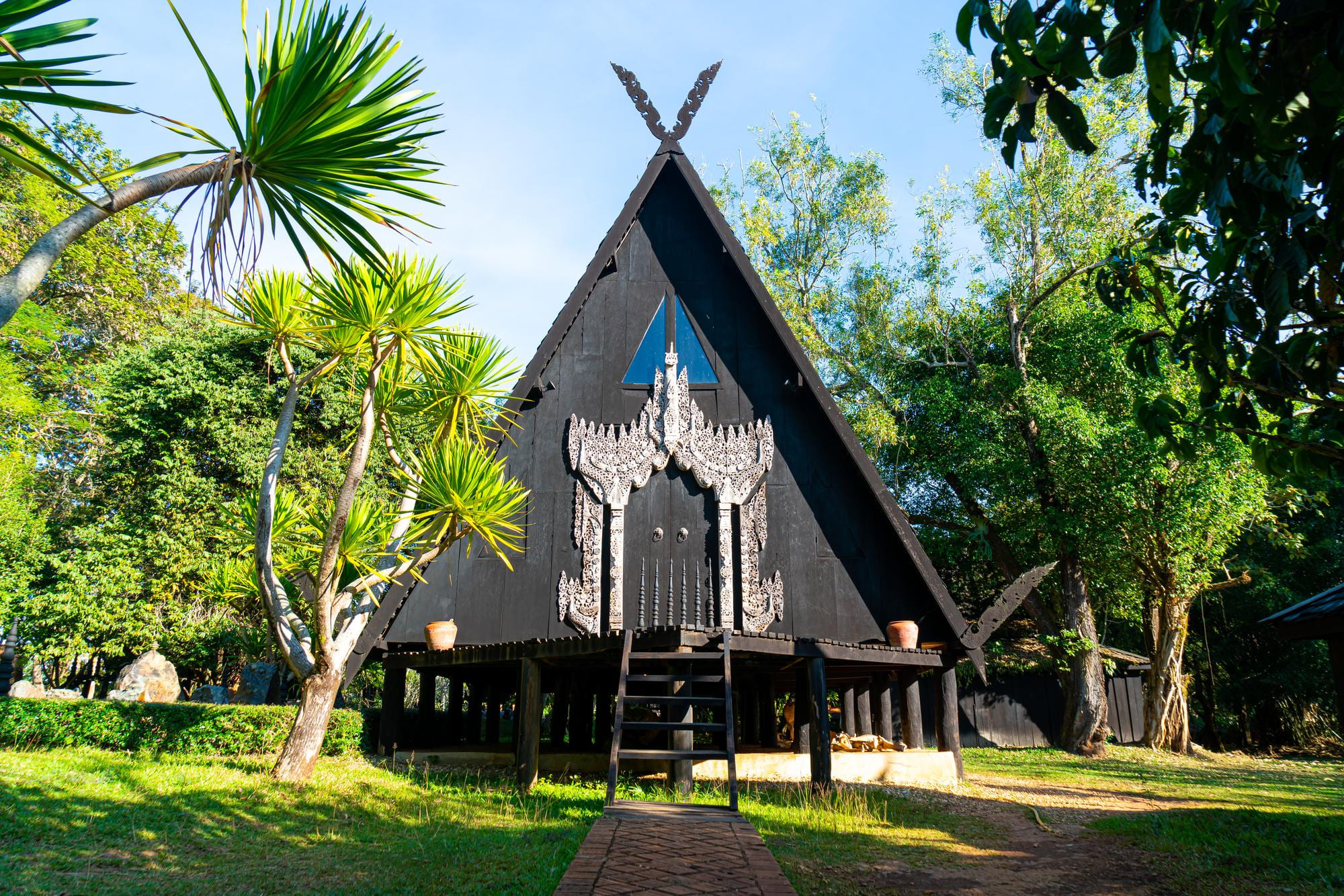 Join Tour  White Temple, Blue Temple, Black House, Red Temple and Lalita Cafe One Day Trip from Chiang Mai