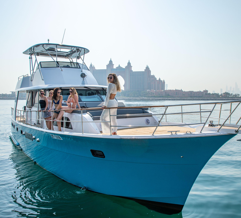 Dubai Yacht Tour: Boat Cruise with Soft Drinks & Juices