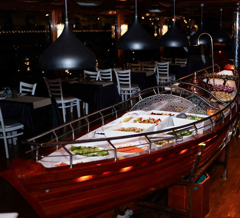 Dubai: Marina Luxury Dhow Cruise with 5-Star Indian Dinner
