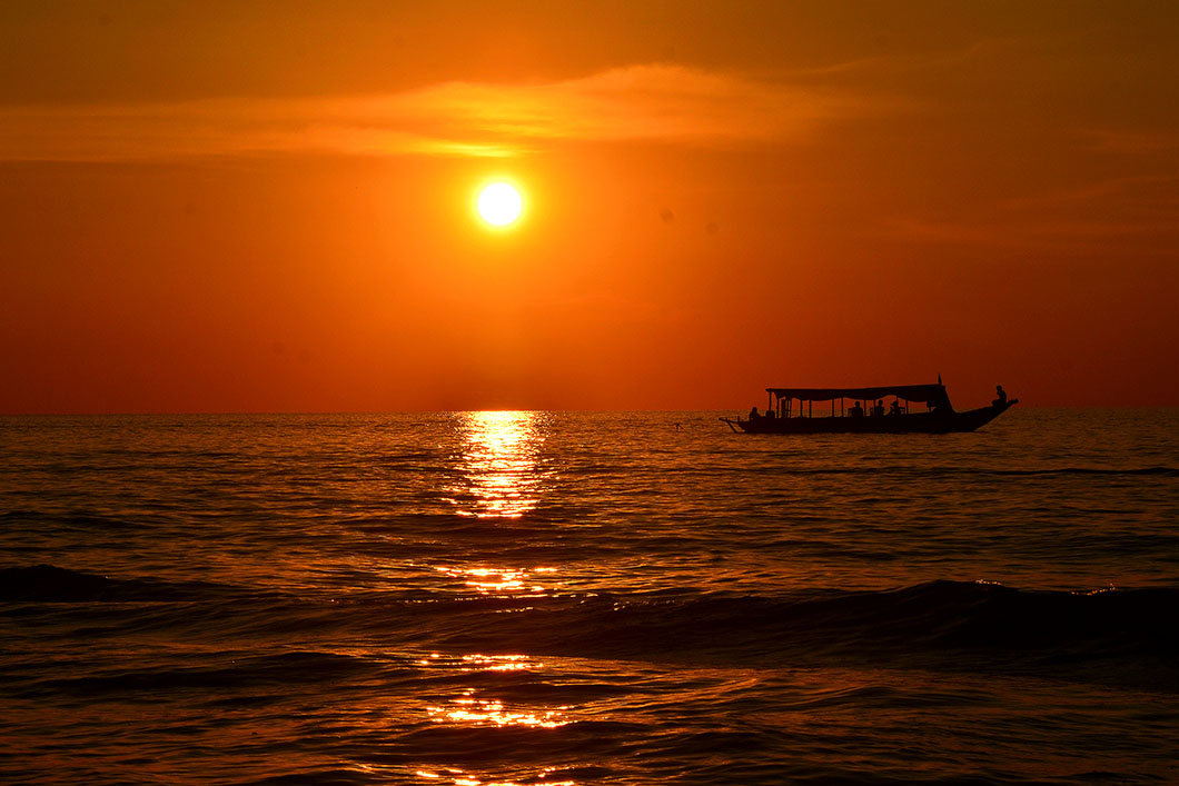 Half-day tour at Tonle Sap with Free local Foot Reflexology