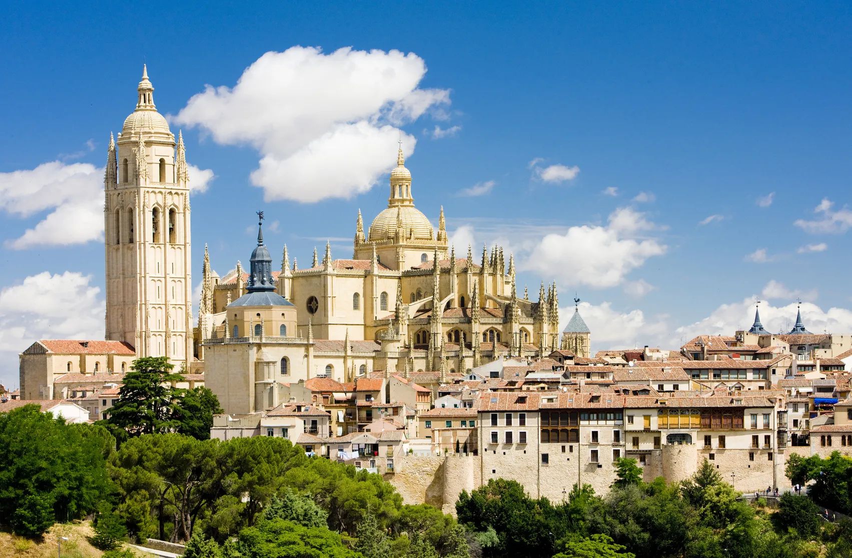 Private Tour: Avila with Walls and Segovia Full Day Tour with Gastronomic Lunch
