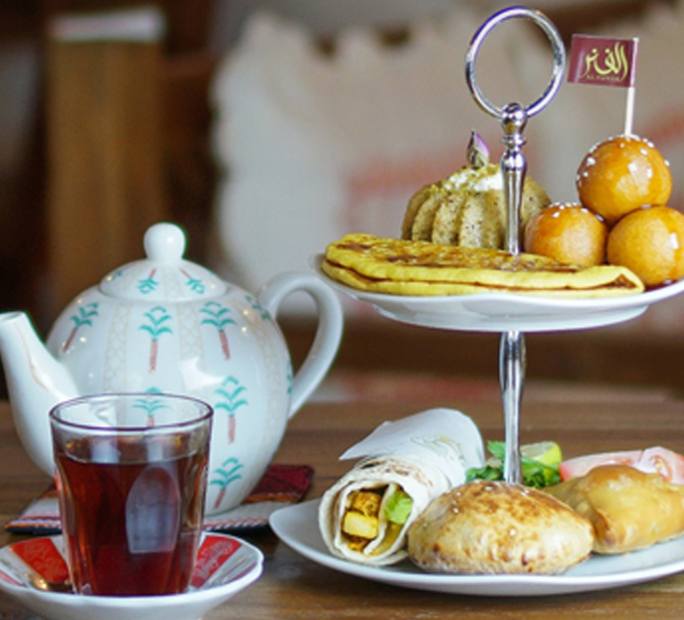 Dubai: Sunset Cruise on Traditional Boat & Emirati High Tea
