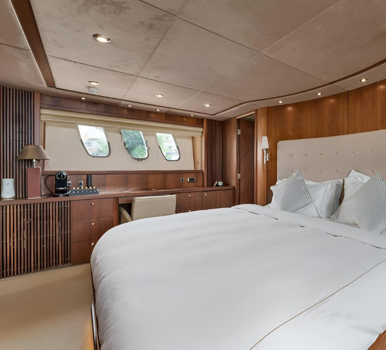 Ultra Luxury 2 hrs Private 84-Foot Sunseeker Yacht Charter