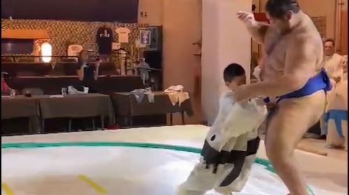 Up-Close Sumo Experience at Ochi Stable: Wear Kimono in Osaka