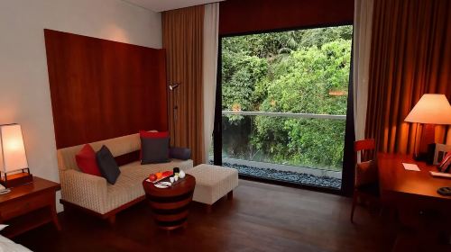 Fulaoduo Wulai Resort in New Taipei City – Scenic Hot Spring Room & Japanese-Style Public Bath