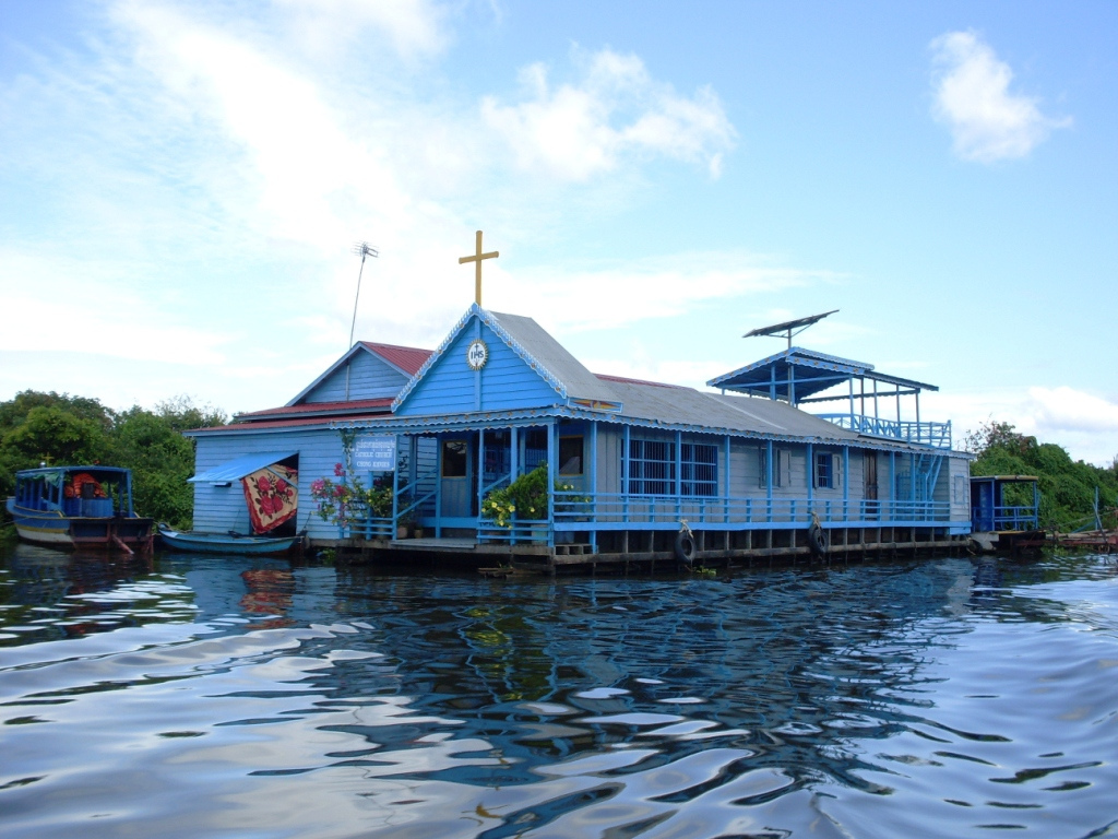 Half-day tour at Tonle Sap with Free local Foot Reflexology