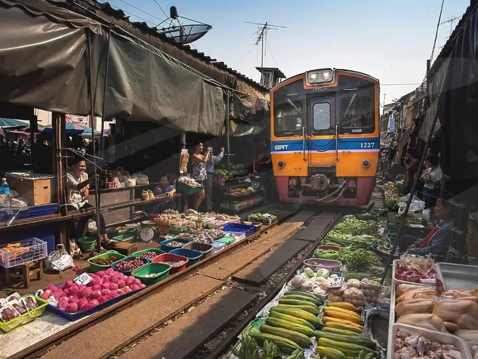 Join Tour Floating Market + Meklong Bus Tour