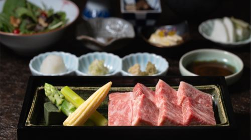 Kumamoto Akaushi Shabu-shabu Koba GINZA SIX - Enjoy a package featuring five varieties of Kumamoto Akaushi beef platter and meat sushi - Shabu-shabu package "Yui"