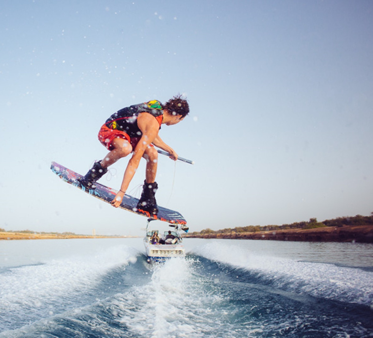 Dubai: Dubai Marina Wakesurfing or Wakeboarding Experience