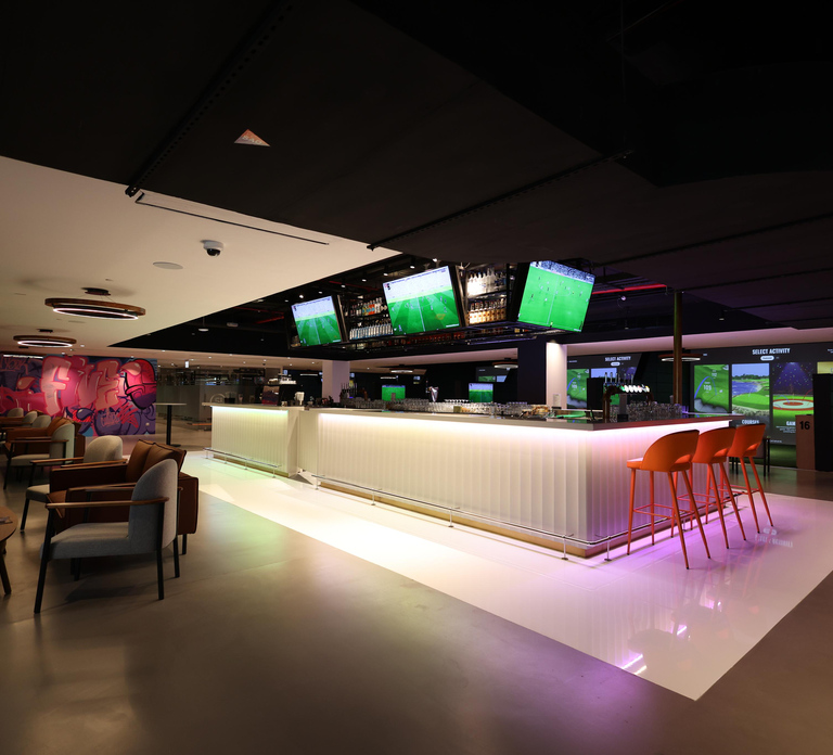 Dubai: Golf Simulator Play & Dine Experience