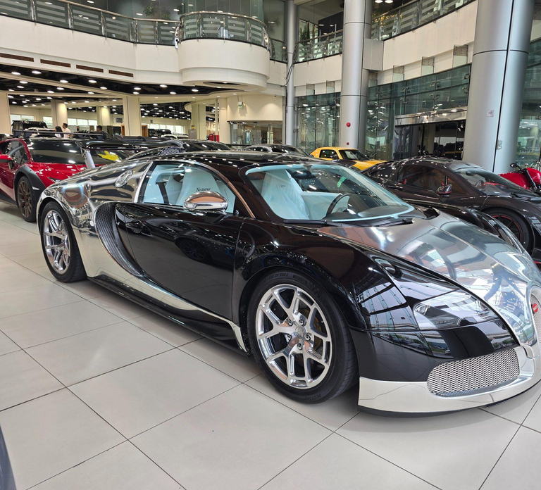 Dubai: Luxury Car Showroom Tour with Dubai Mall Drop-Off