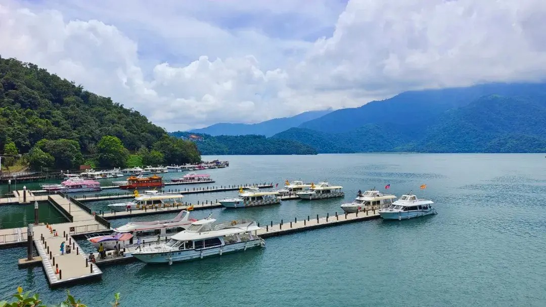 1-Day Tour to Sun Moon Lake and Qingjing Farm with Taichung City Pickup