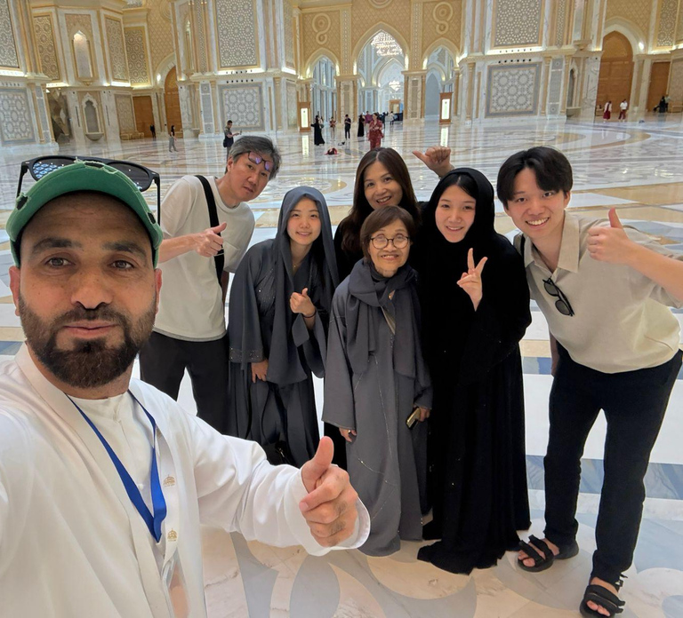 Dubai/Abu Dhabi: Private Transfer Service with tour guide