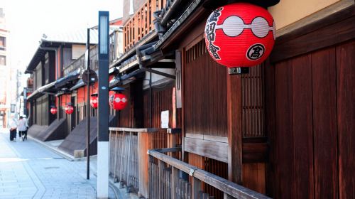 Kyoto: Meet the Geisha Maiko with Gion Walking Tour