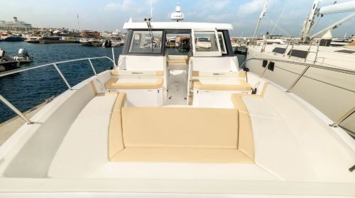 Luxury Yacht Cruise: Explore Dubai Iconic Sights in Style Transport Passes