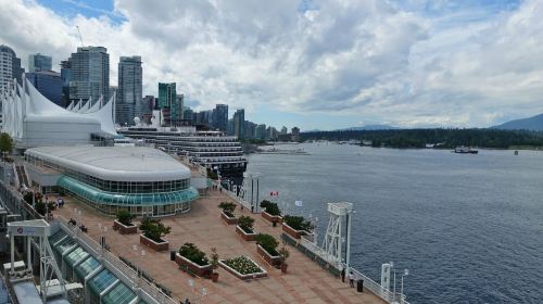 Vancouver Canada Place + Vancouver Lookout + Queen Elizabeth Park Day Tours